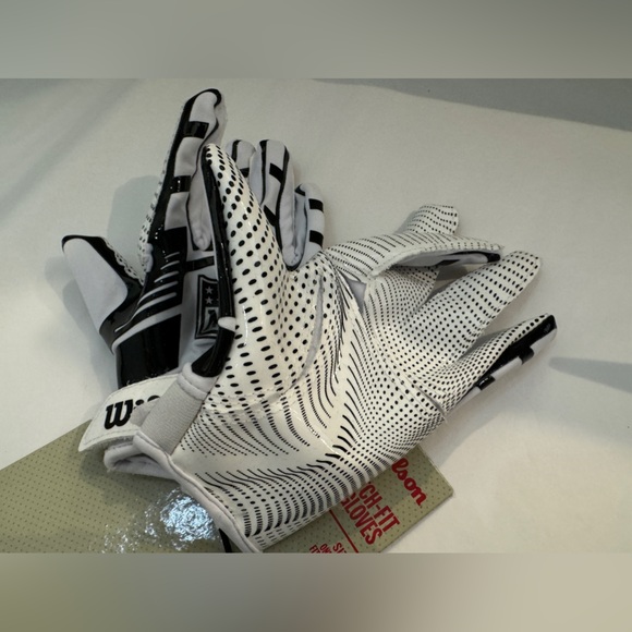 New Wilson NFL youth stretch fit receivers gloves - Picture 3 of 7